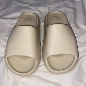 Yeezy Slides Bone, Size 9